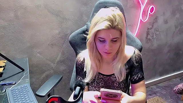 Snapshot of LeylaRosse chatting on 02-17-26, 07:49 LeylaRosse online show from 02-17-26, 07:49