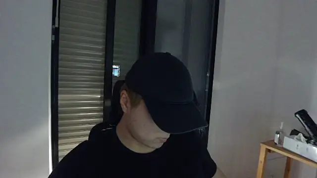 Snapshot of Tkcqcc chatting on 03-10-25, 01:43 Tkcqcc online show from 03-10-25, 01:43