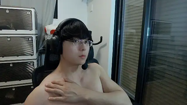 Snapshot of Tkcqcc chatting on 12-17-25, 05:18 Tkcqcc online show from 12-17-25, 05:18