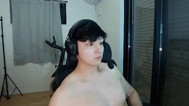 Snapshot of Tkcqcc chatting on 10-13-25, 12:07 Tkcqcc online show from 10-13-25, 12:07