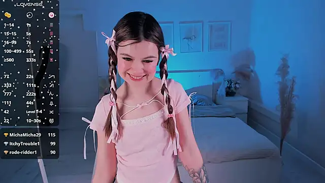 Snapshot of Lil_Amelie chatting on 03-18-25, 10:17 Lil Amelie online show from 03-18-25, 10:17
