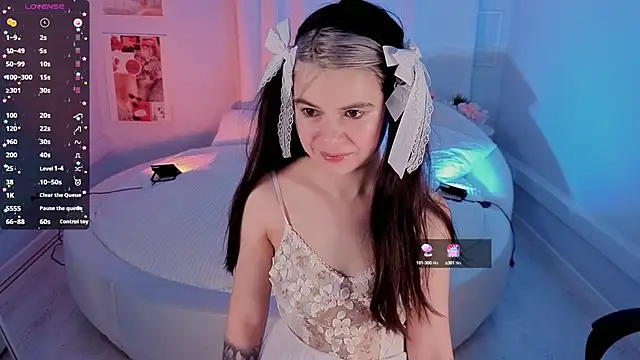 Snapshot of Lil_Amelie chatting on 10-11-25, 07:31 Lil Amelie online show from 10-11-25, 07:31