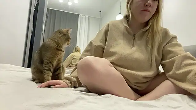 Embersweetbunny online show from 10-20-25, 01:29