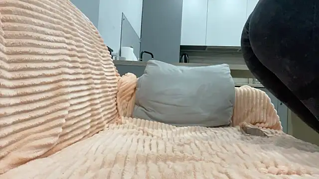 Embersweetbunny online show from 10-01-25, 04:22