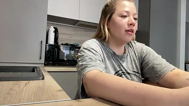 Embersweetbunny online show from 11-18-25, 09:34