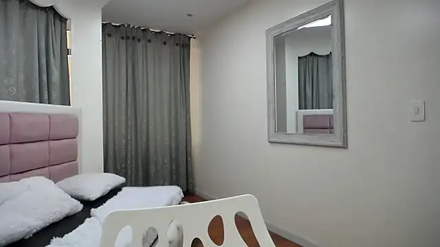 Snapshot of IssadoraJames chatting on 12-17-24, 06:53 IssadoraJames online show from 12-17-24, 06:53