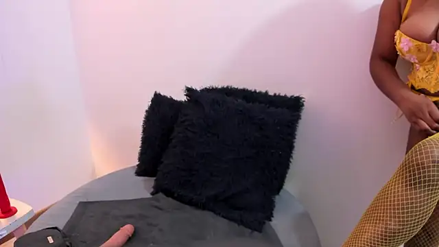 Lizzie Williams  online show from 11-22-25, 03:05