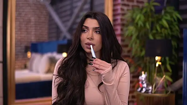 Snapshot of NicoleCellini chatting on 11-05-25, 06:33 NicoleCellini online show from 11-05-25, 06:33