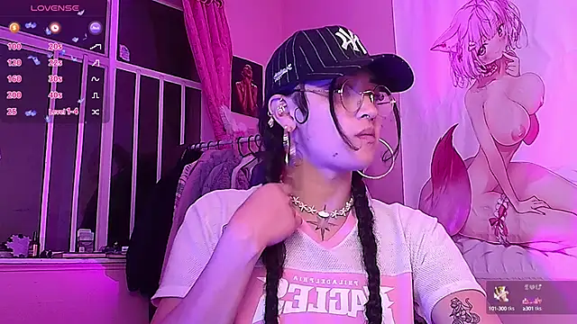 Snapshot of moonfiredancer chatting on 09-19-25, 04:49 moonfiredancer online show from 09-19-25, 04:49