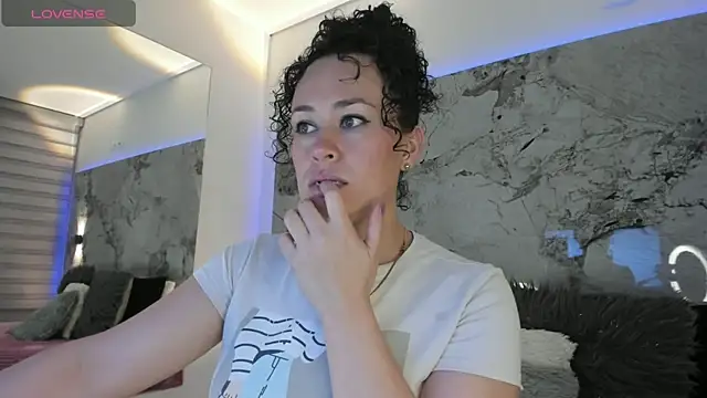 LIZ HOLMES online show from 09-19-25, 10:30