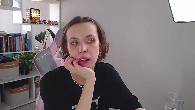 Snapshot of milly_ross chatting on 02-25-25, 10:26 milly ross online show from 02-25-25, 10:26