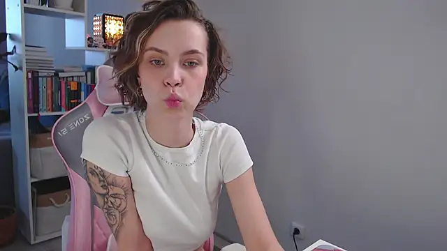 Snapshot of milly_ross chatting on 01-14-25, 07:06 milly ross online show from 01-14-25, 07:06