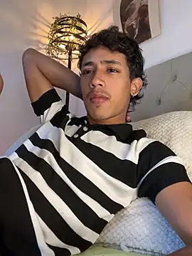 Snapshot of Ostin18hot chatting on 12-21-25, 02:13 Ostin18hot online show from 12-21-25, 02:13