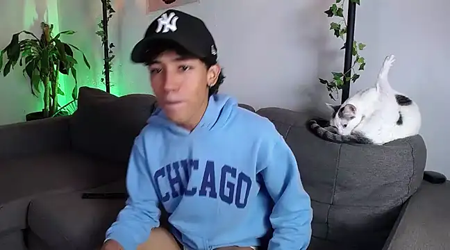 Snapshot of Ostin18hot chatting on 12-13-24, 01:37 Ostin18hot online show from 12-13-24, 01:37