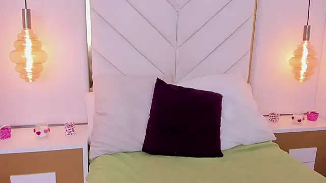 Flor delunaa online show from 02-25-25, 12:27
