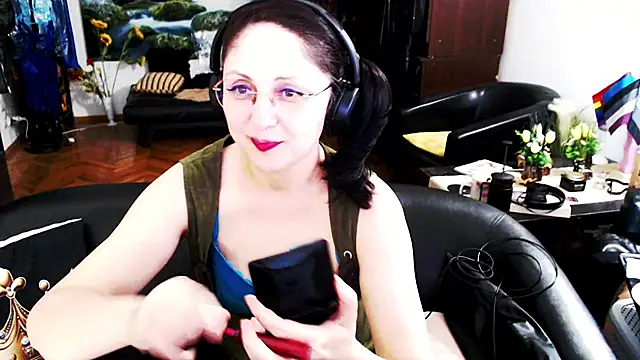 Snapshot of Imperatriza chatting on 05-17-26, 02:11 Imperatriza online show from 05-17-26, 02:11