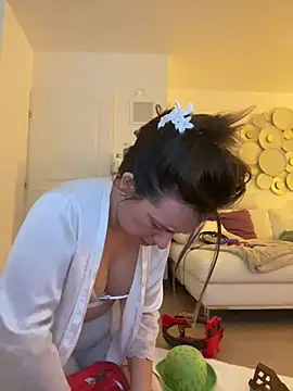 lyajoliee online show from 01-12-26, 05:25