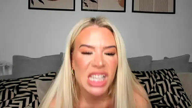 Snapshot of Alexia-Lee chatting on 10-25-25, 09:04 Alexia-Lee online show from 10-25-25, 09:04