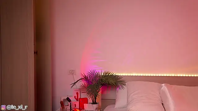 Lexi Reed online show from 10-19-25, 02:31