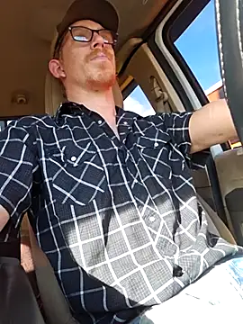 Snapshot of REDHAMMER_ chatting on 10-31-25, 08:16 REDHAMMER online show from 10-31-25, 08:16