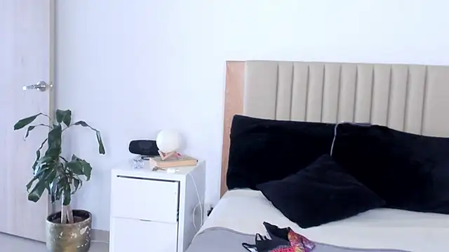 AnaHenao online show from 10-15-25, 05:21