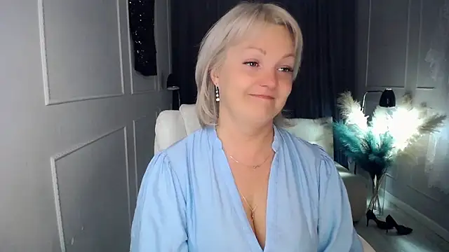 Juarnea online show from 09-24-25, 01:39