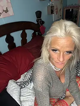 Snapshot of vixendoll87 chatting on 11-29-25, 12:22 vixendoll87 online show from 11-29-25, 12:22