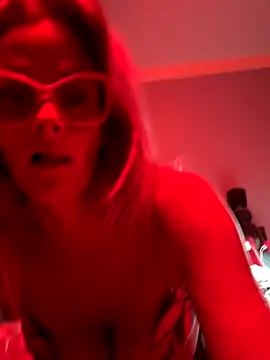 Snapshot of vixendoll87 chatting on 10-19-25, 01:41 vixendoll87 online show from 10-19-25, 01:41