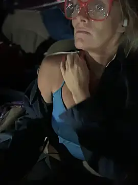 Snapshot of vixendoll87 chatting on 03-23-25, 12:58 vixendoll87 online show from 03-23-25, 12:58