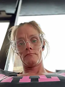 Snapshot of vixendoll87 chatting on 03-19-25, 08:32 vixendoll87 online show from 03-19-25, 08:32