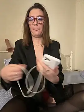 BeatriceTender online show from 11-28-25, 04:29