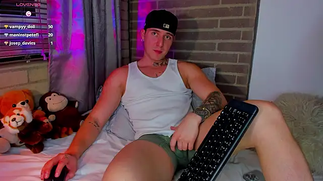 Snapshot of liam_oficial02 chatting on 02-17-26, 01:47 liam oficial02 online show from 02-17-26, 01:47