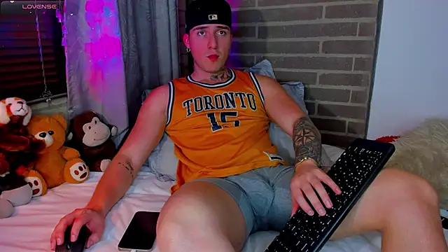 Snapshot of liam_oficial02 chatting on 02-18-26, 03:26 liam oficial02 online show from 02-18-26, 03:26