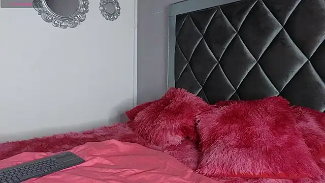 Snapshot of Taiissa_ chatting on 02-07-26, 04:15 Taiissa online show from 02-07-26, 04:15