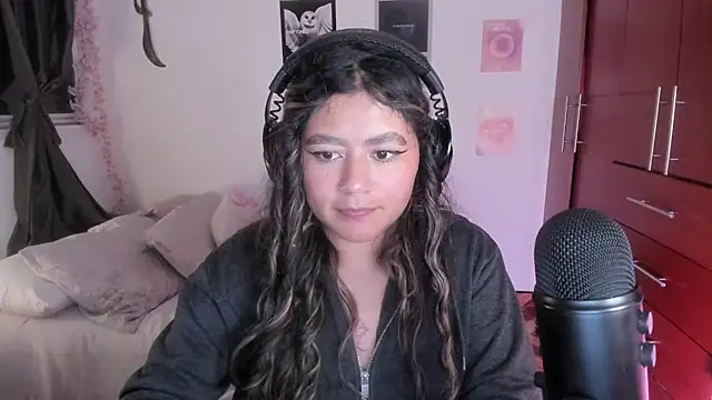 StephaniFox online show from 12-18-25, 01:44