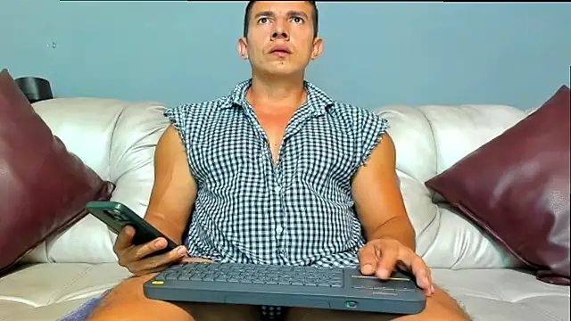 Snapshot of derekk_frostt chatting on 06-25-26, 02:42 derekk frostt online show from 06-25-26, 02:42