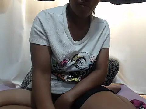 Snapshot of Linda_sexy chatting on 03-18-26, 06:27 Linda sexy online show from 03-18-26, 06:27