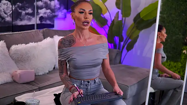 RaquelleVon online show from 11-15-25, 10:30