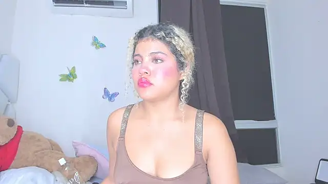 Snapshot of sofiacastillo01 chatting on 04-21-26, 01:42 sofiacastillo01 online show from 04-21-26, 01:42