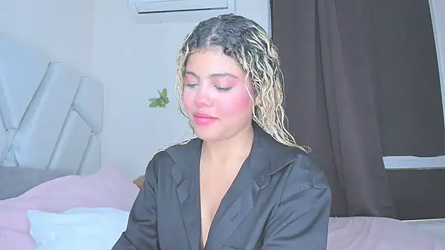 Snapshot of sofiacastillo01 chatting on 04-28-26, 08:13 sofiacastillo01 online show from 04-28-26, 08:13