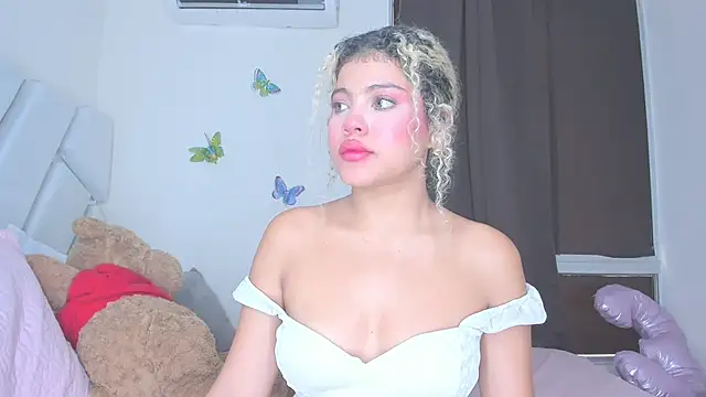 Snapshot of sofiacastillo01 chatting on 04-25-26, 06:05 sofiacastillo01 online show from 04-25-26, 06:05