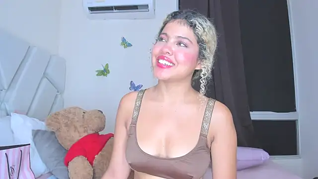Snapshot of sofiacastillo01 chatting on 04-21-26, 02:51 sofiacastillo01 online show from 04-21-26, 02:51