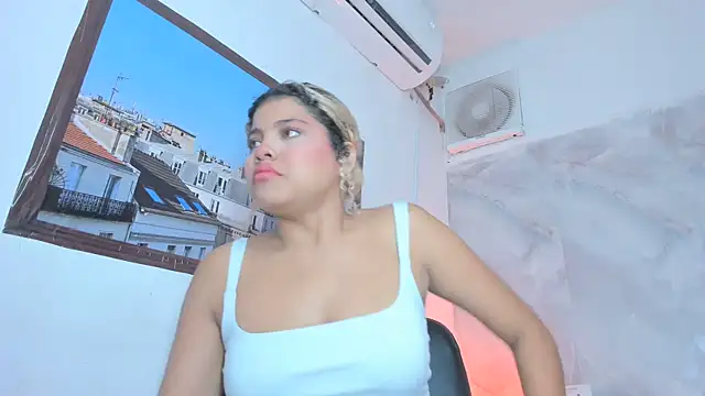 Snapshot of sofiacastillo01 chatting on 05-25-26, 01:32 sofiacastillo01 online show from 05-25-26, 01:32