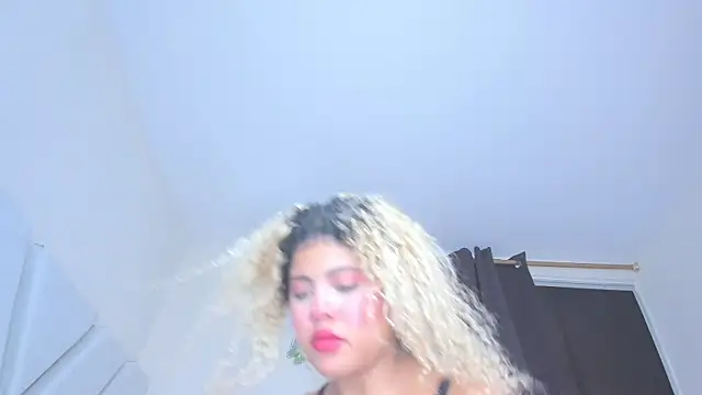 Snapshot of sofiacastillo01 chatting on 04-24-26, 06:32 sofiacastillo01 online show from 04-24-26, 06:32