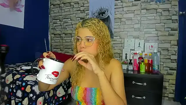 sofiacastillo01 online show from 03-11-25, 12:50