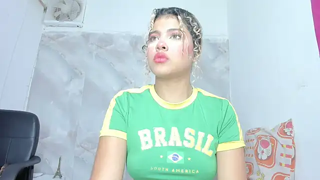 Snapshot of sofiacastillo01 chatting on 05-16-26, 01:32 sofiacastillo01 online show from 05-16-26, 01:32