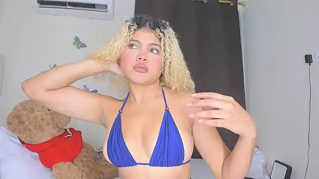 sofiacastillo01 online show from 12-19-25, 02:52