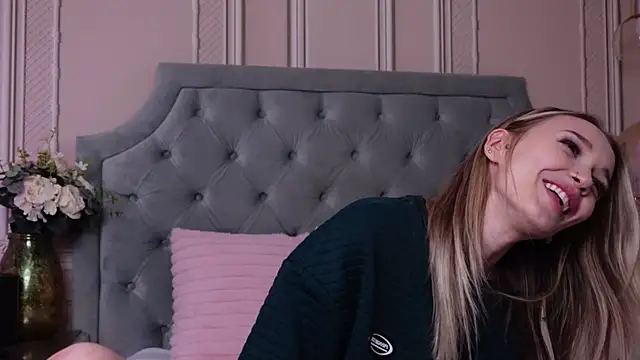 Snapshot of LucyAddison chatting on 06-19-26, 04:13 LucyAddison online show from 06-19-26, 04:13