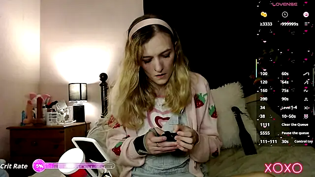 Snapshot of EllieeRose chatting on 09-19-25, 08:24 EllieeRose online show from 09-19-25, 08:24