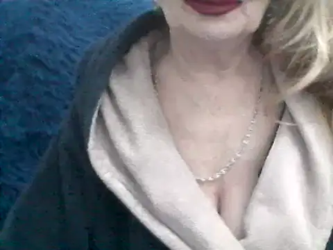 Snapshot of CarlyTreat chatting on 02-13-25, 06:05 CarlyTreat online show from 02-13-25, 06:05